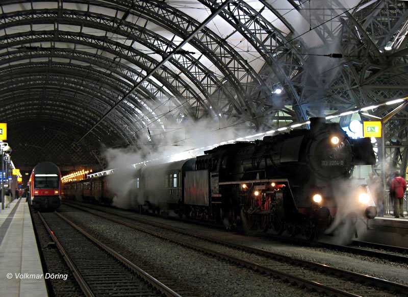 03 2204 kam am 2.12.2006 anlsslich des Dresdner Striezelmarktes mit dem Sonderzug des Lausitzer Dampflokclub (LDC) nach Dresden. Am Abend steht der Zug abfahrbereit zur Rckfahrt nach Cottbus in DD Hbf., Gleis 17; auf Gleis 18 hlt die S-Bahn nach Bad Schandau.
