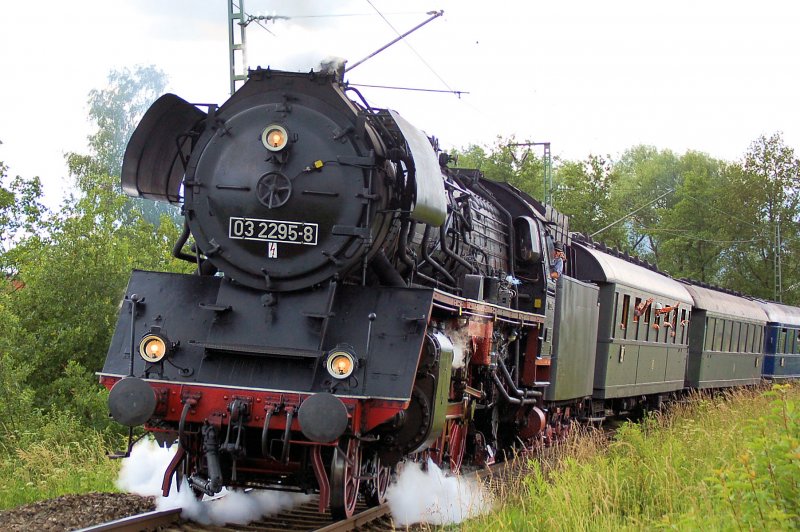 03 2295_8 auf der Kbs 820 nach Sonneberg  zu 60 Jahre Piko unterwegs
 weitere Bilder unter http://820840.startbilder.de/