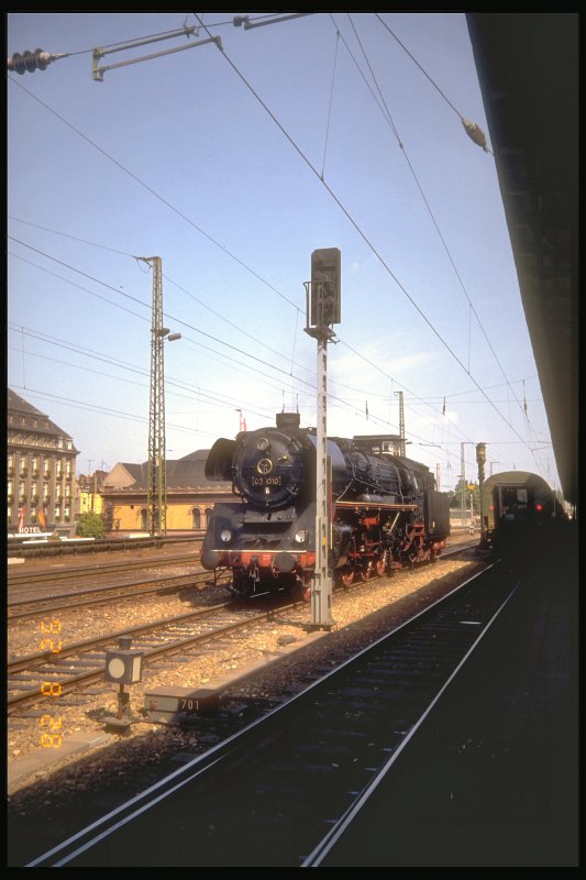 03 rangiert in Erfurt Hbf, Blick vom Bahnsteig 1, August 1992.