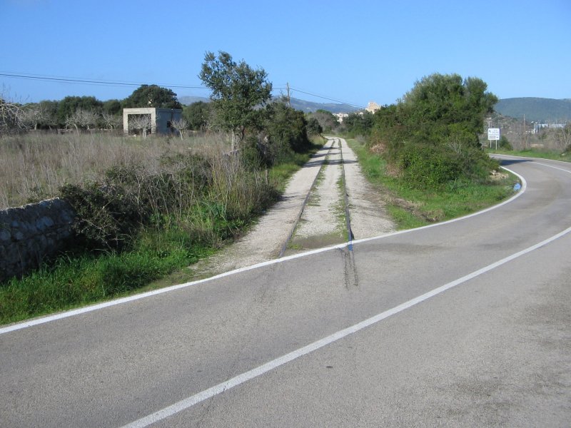 03.01.06,Mallorca/Arta,Blick in Richtung Arta,die stillgelegte Gleistrasse wird als Fussweg genutzt.