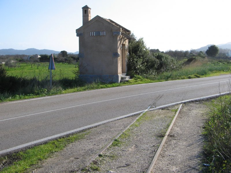 03.01.06,Mallorca/Arta,Schrankenw�rterhaus der Strecke Arta-Son Servera,Blick in Richtung Son Servera.