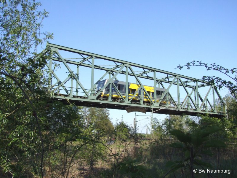 03.05.2007  672 915 �berquert gerade die Hauptstrecke Halle - Erfurt und erreicht in K�rze Naumburg Hbf.
