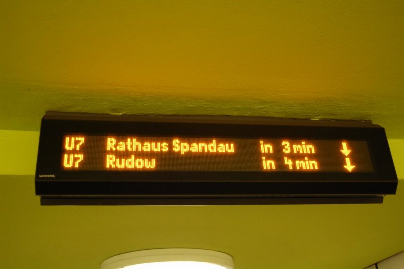 03.08.2007 Berlin: Bahnhof Mehringdamm: Abfahrtsanzeige der U7 auf der Verteilerebene 