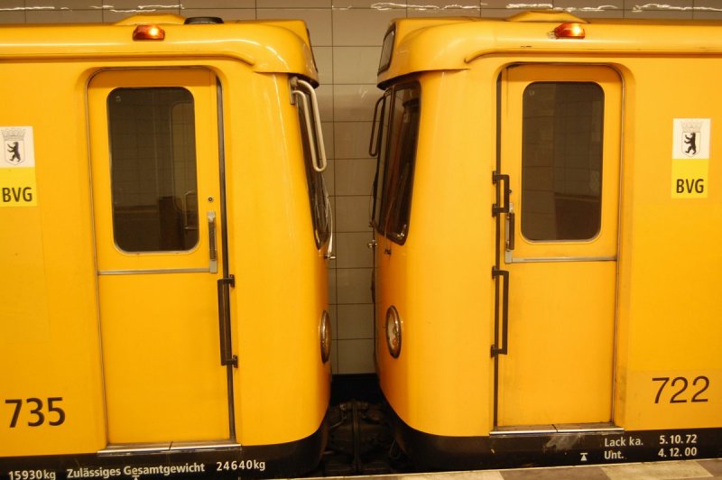 03.08.2007 BERLIN: Bahnhof Pankow U2: Wagen 735 und 722 zusammengekuppelt