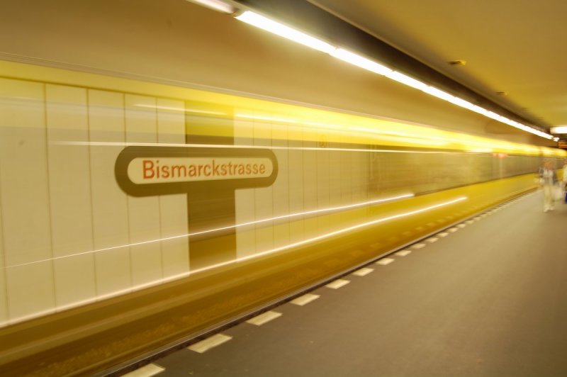 03.08.2007 BERLIN: Einfahrender H-Zug auf der U7 am Bahnhof Bismarckstrae (Belichtungszeit verndert, sieht meiner Meinung nach ganz gut aus)