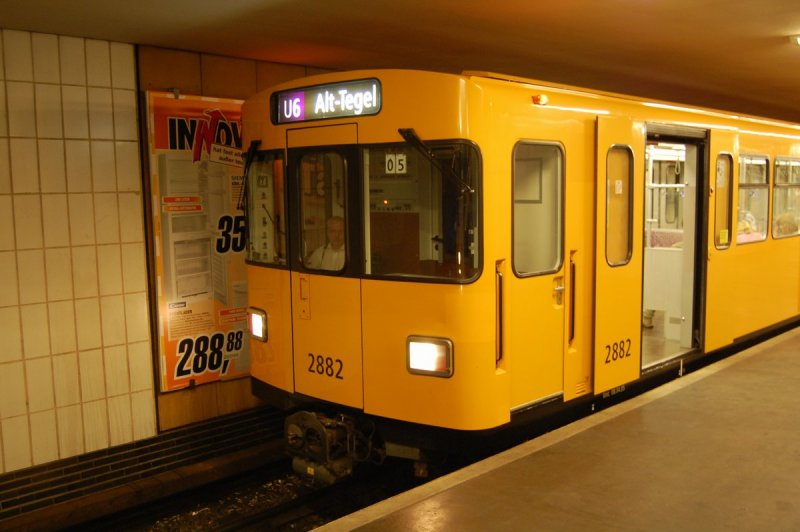03.08.2007 BERLIN: Wagen 2882 steht abfahrbereit im Bahnhof Alt-Mariendorf (U6)
