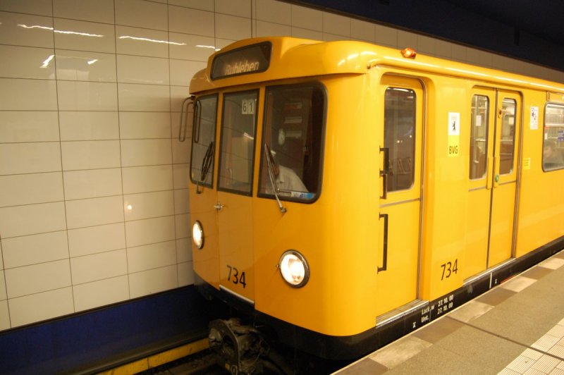 03.08.2007 BERLIN: Wagen 734 an der Zugspitze steht abfahrbereit als U2 im Bahnhof Pankow