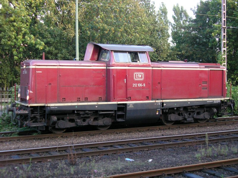 03.09.2006: EfW 212 106-9 rangiert am Rande des Osnabrcker Dampflokfestes