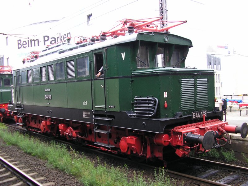 03.09.2006: Museumslok E44 143 prsentiert sich auf der Fahrzeugschau zum Osnabrcker Dampflokfest