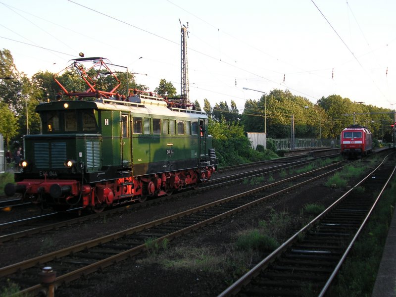 03.09.2006:  Treffen der Generationen  beim Osnabrcker Dampflokfest - Museumslok E44 044 und 120 501-2 der DB Systemtechnik begegnen sich beim Rangieren