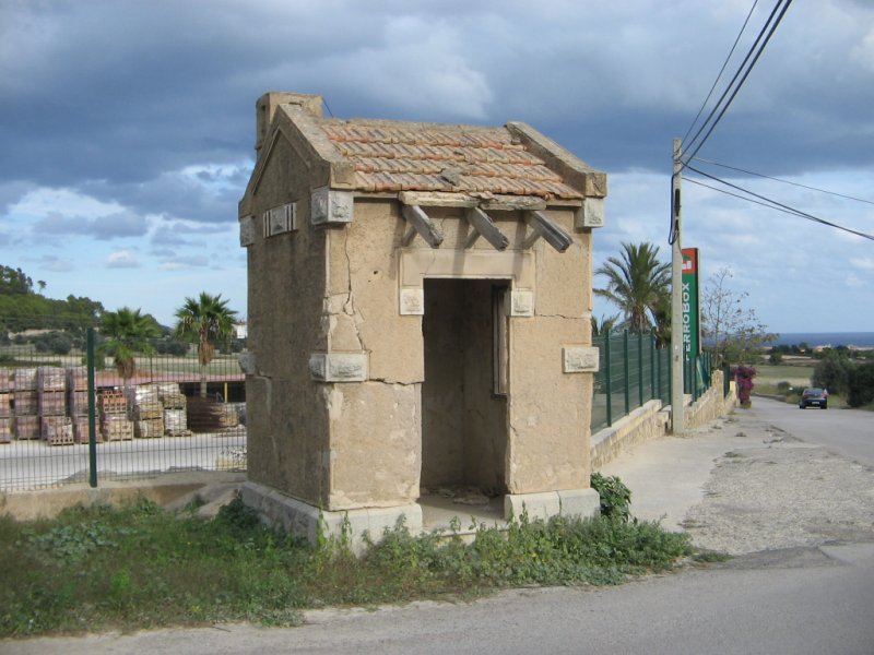 03.11.06,Spanien/Balearen/Mallorca/Son Servera,Schrankenwrterhaus am Ortsende von Son Servera in Richtung Manacor.