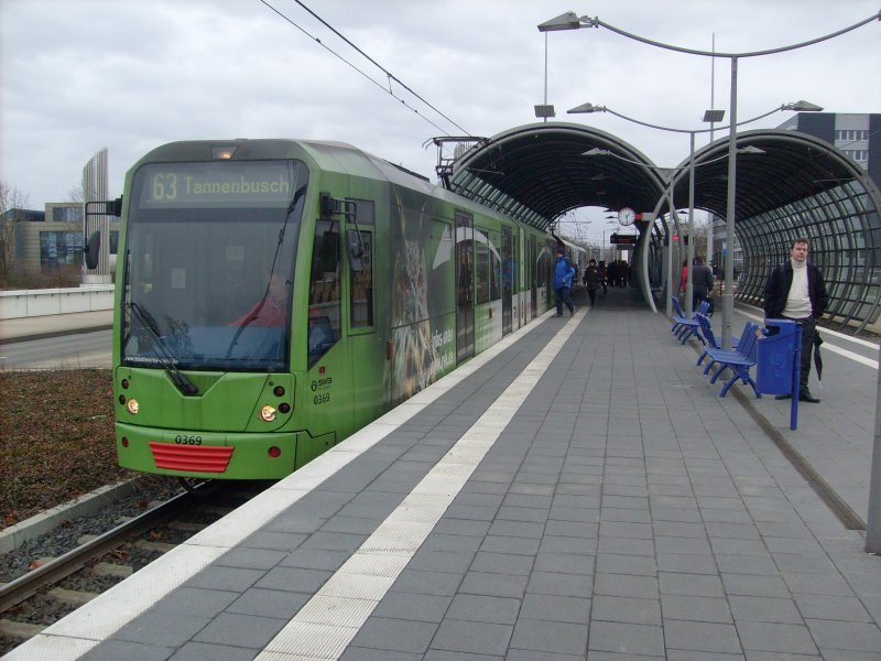 0369 - Linie 63 - Pl. d. vereinten Nationen - 18.01.2008:
Auch Bonn hat seinen Stadtbahnwagen mit Vollwerbung fr den Naturpark Eifel, in Kln ist es 4506.