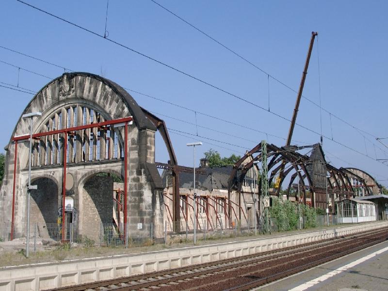 03.8.2003 Bahnhof Potsdam Park Sanssouci, fr�her Wildpark. Der Abri� des alten Kaiserbahnhofes hat begonnen.