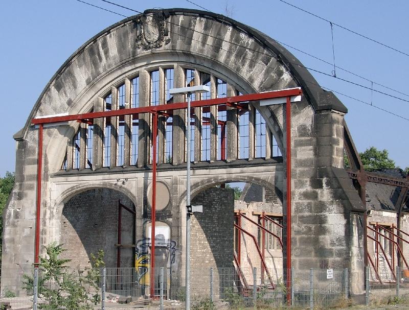 03.8.2003 Bahnhof Potsdam Park Sanssouci, fr�her Wildpark. Der Abri� des alten Kaiserbahnhofes hat begonnen. Die ist das westliche Portal.