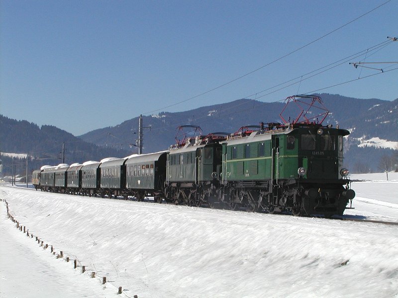 04.02.2006, 1245.05 und 1245.04 mit Sonderzug  Winterfahrt durch´s Ennstal  (Saalfelden - Selzthal) bei Radstadt.