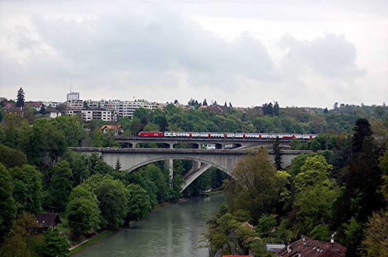 04.05.2009 Re 460 mit ihrem Zug berquert die Aare in Bern.