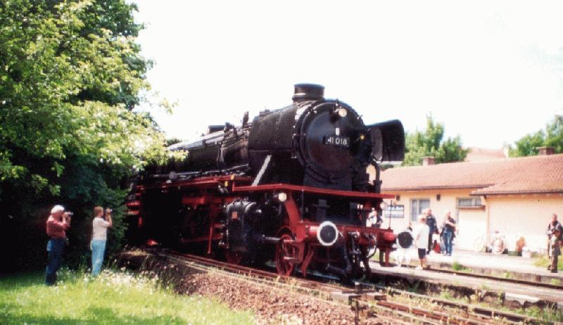 041 018 im Bahnhof Utting im Juni 02