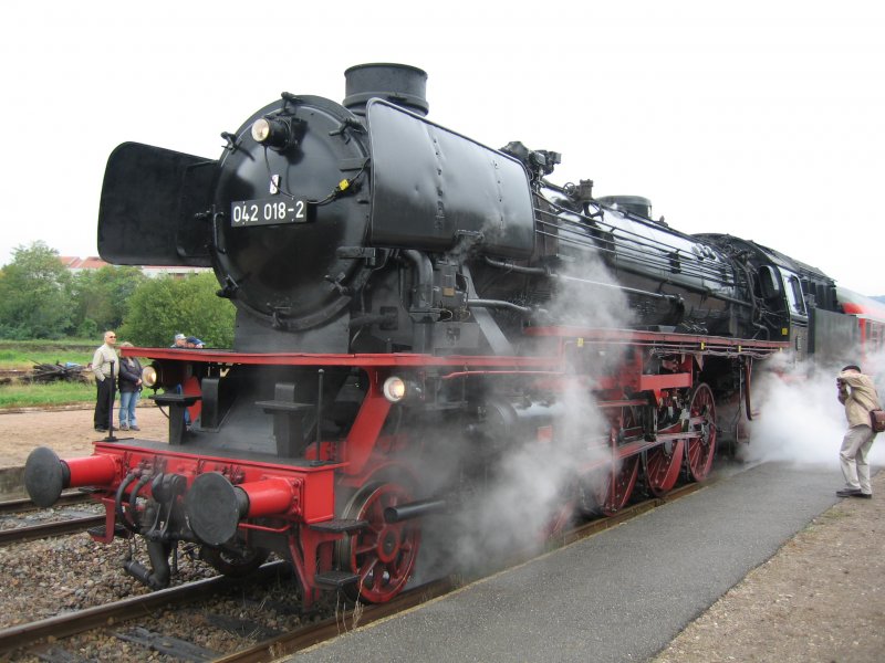042018-2 in Wissembourg (Frankreich) am 3.10.2005 bei Regldienst zum Jubilum 150 Jahre Ludwigsbahn Neustadt - Landau - Karlsruhe bzw. Wissembourg.