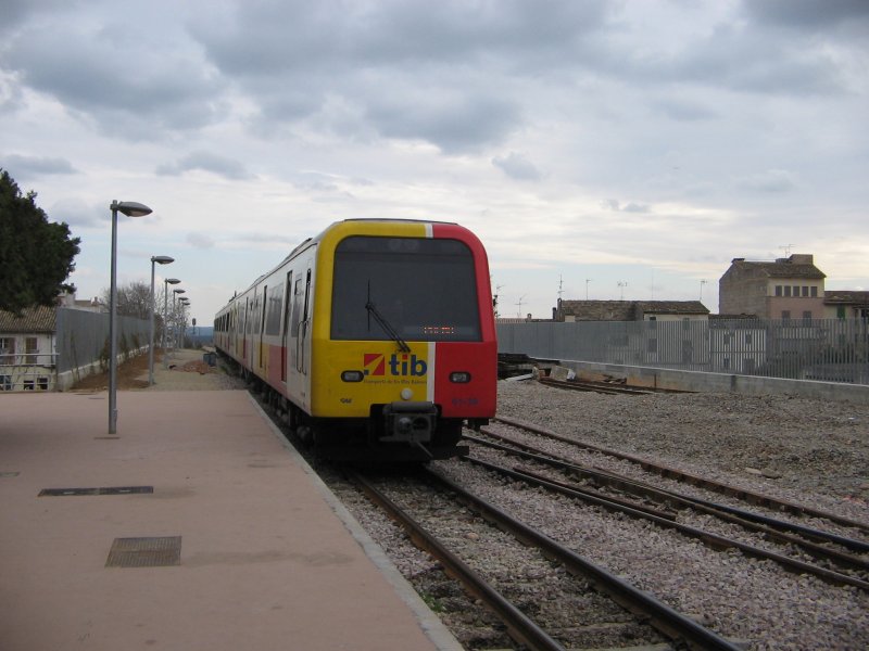 05.01.06,Mallorca/Inca,VT aus Manacor fhrt in den Bahnhof Inca ein.