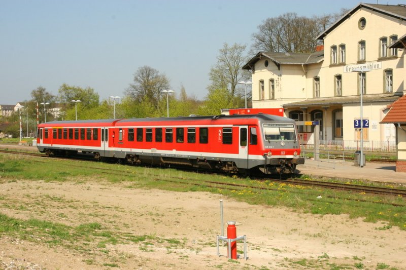 05.05.06 Bf. Grevesmhlen Regionalbahn von Lbeck fhrt weiter nach Bad Kleinen