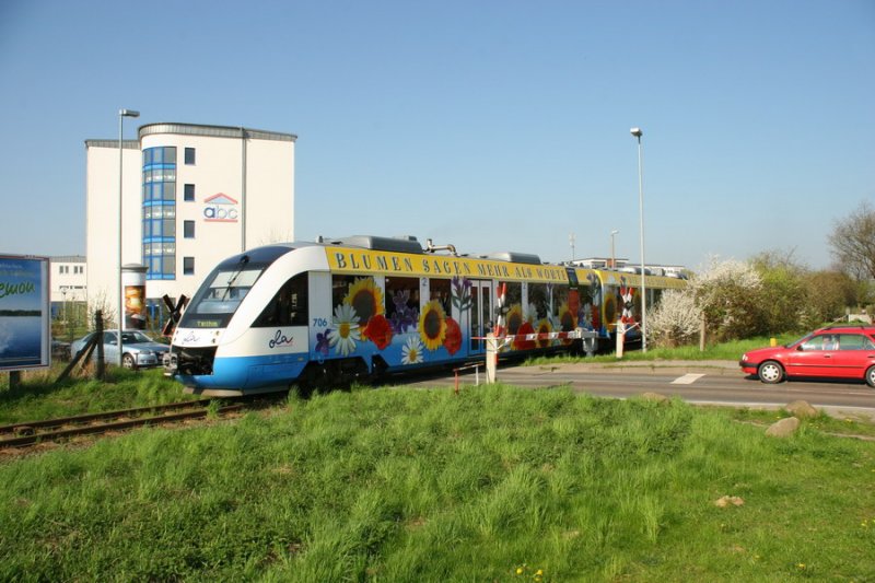 05.05.2006 vom Haltepunkt Schwerin Lankow f�hrt OLA mit der BUGA-Werbung von Gadebusch kommend nach Parchim 