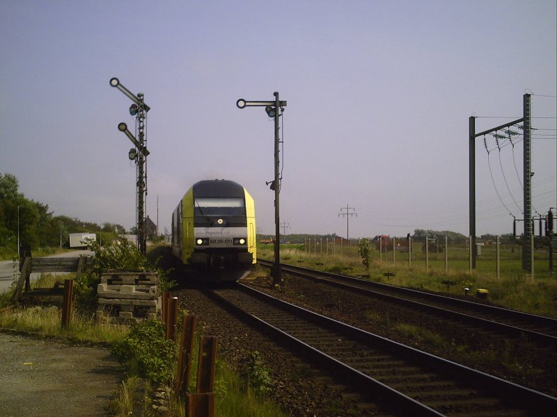 05.08.07: Herkules Dispolok ER 20 - 011 an einem berholbahnhof auf Sylt.