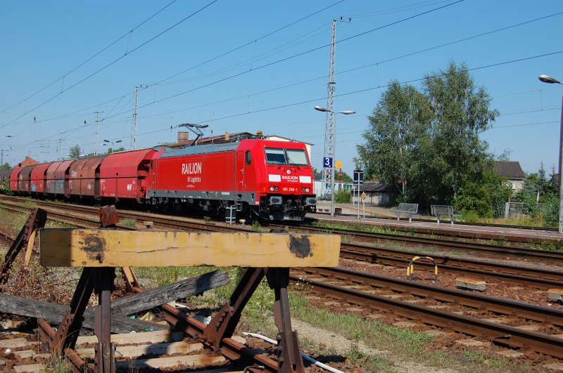 05.08.2007 185 296-1 durchfhrt den Bhf. Elsterwerda Richtung Dresden.