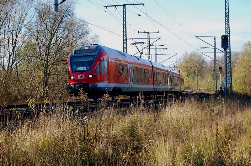 05.11.2007 BR 427 (Flirt) als RE9 von Rostock nach Sassnitz unterwegs, hier zwischen Rostock Hbf. und Rostock-Kassebohm. 