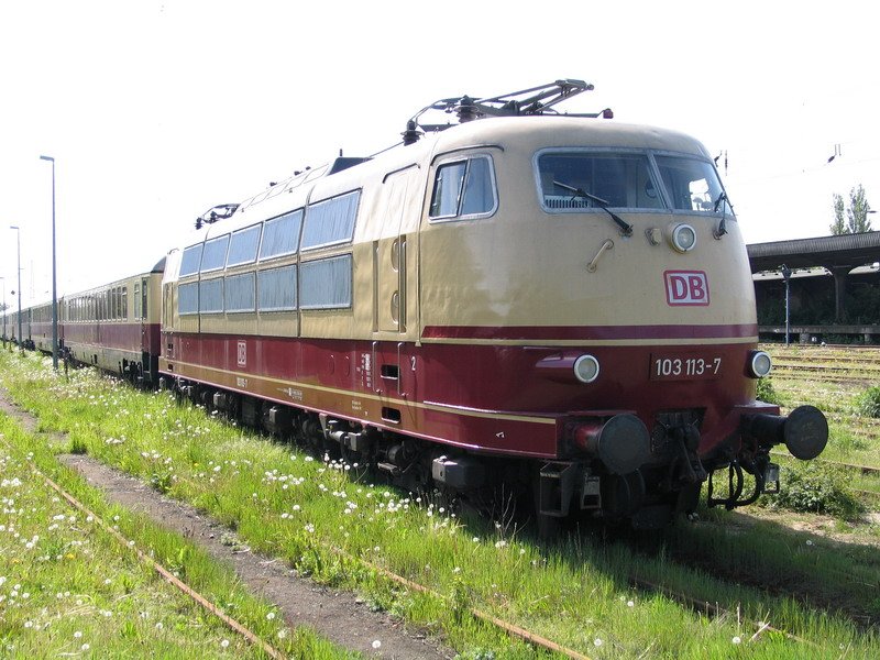 05/2004 Schwerin-Gterbahnhof 103 113 auf dem Abstellgleis 