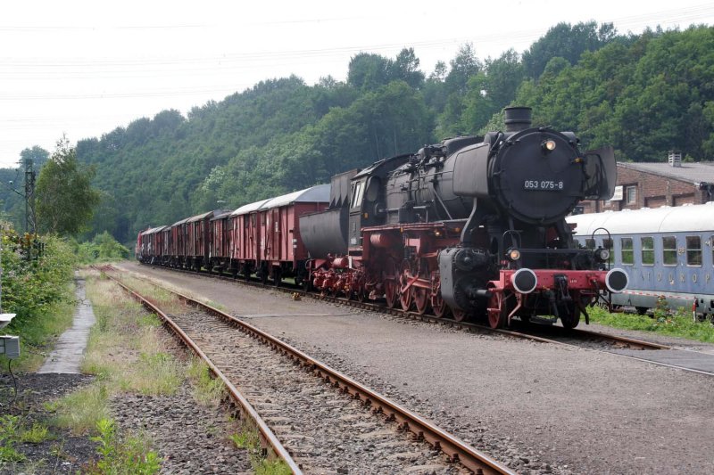053 075-8 Vor einem Gterzug im Eisenbahnmuseum Bochum Dahlhausen am 7. Juni 2007