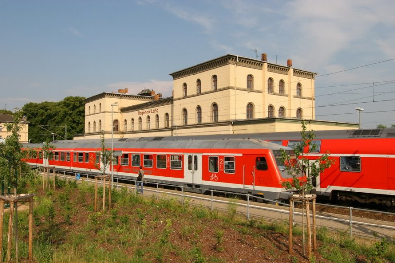 06.07.2006 Bf. Hagenow Land RE1 nach Rostock und RB nach Bchen stehen zur Abfahrt bereit
