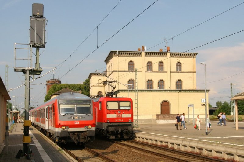 06.07.2006 im Bf. Hagenow Land stehen RB nach Bchen und RE1 nach Rostock Hbf