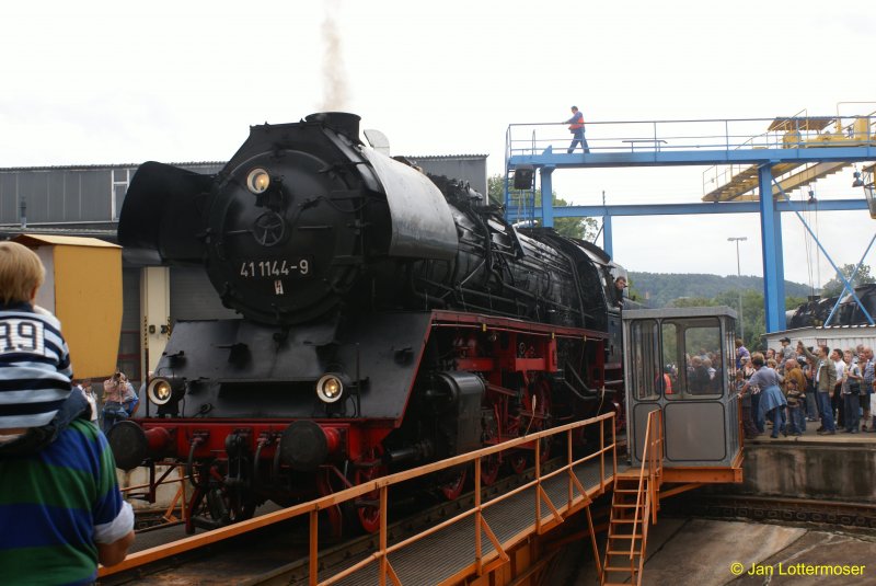 06.09.2008. Nach einem lange Tag werden die diversen Dampfloks ber die Drehscheibe in den Lokschuppen gefahren. Hier Br 41 1144-9 bei den Meininger Dampflok Tagen 2008.