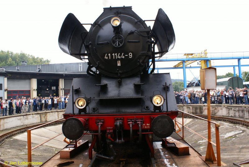 06.09.2008. Nach einem lange Tag werden die diversen Dampfloks ber die Drehscheibe in den Lokschuppen gefahren. Hier Br 41 1144-9 bei den Meininger Dampflok Tagen 2008.