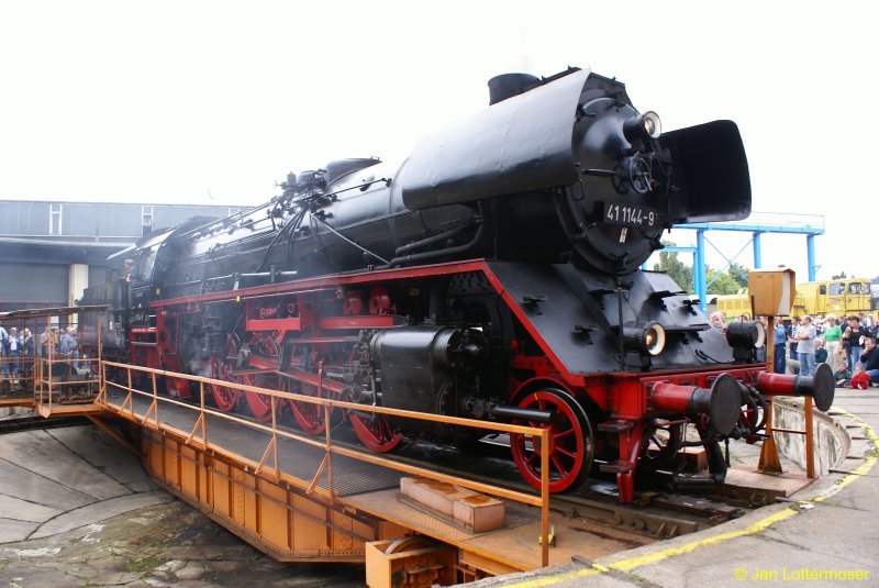 06.09.2008. Nach einem lange Tag werden die diversen Dampfloks ber die Drehscheibe in den Lokschuppen gefahren. Hier Br 41 1144-9 bei den Meininger Dampflok Tagen 2008.