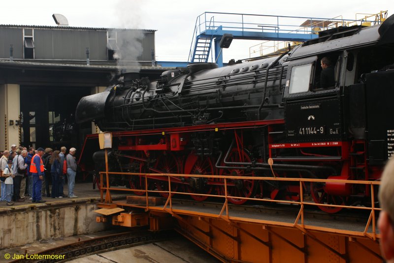 06.09.2008. Nach einem lange Tag werden die diversen Dampfloks ber die Drehscheibe in den Lokschuppen gefahren. Hier Br 41 1144-9 bei den Meininger Dampflok Tagen 2008.