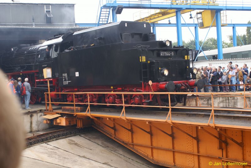 06.09.2008. Nach einem lange Tag werden die diversen Dampfloks ber die Drehscheibe in den Lokschuppen gefahren. Hier Br 41 1144-9 bei den Meininger Dampflok Tagen 2008.