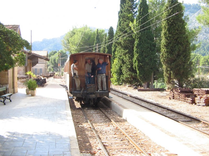 06.11.06,Bunyola,Zug aus Soller fhrt nach Halt in Bunyola weiter in Richtung Palma.