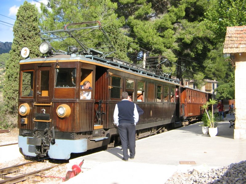 06.11.06,Bunyola,Zug aus Soller wartet abfahrbereit im Bf.Bunyola.