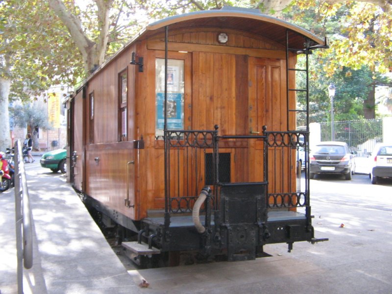 06.11.06,Soller,ein alter Gepckwagen dient heute als Touristeninfo vor dem Bahnhof Soller.
