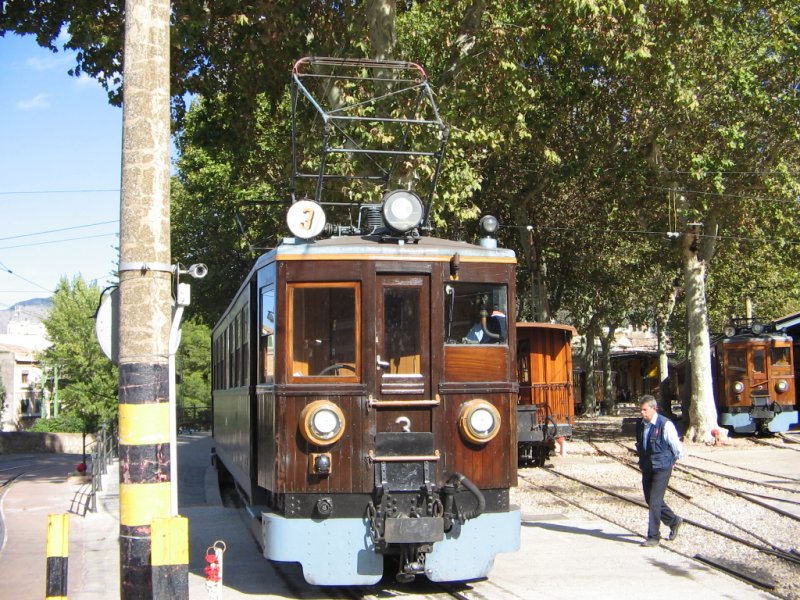 06.11.06,Soller,Zug wartet abfahrbereit in Richtung Palma.