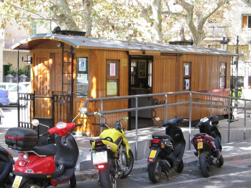 06.11.06,Spanien/Mallorca/Soller,ex.Packwagen steht heute als Touristeninfobro vor dem Bf.Soller.