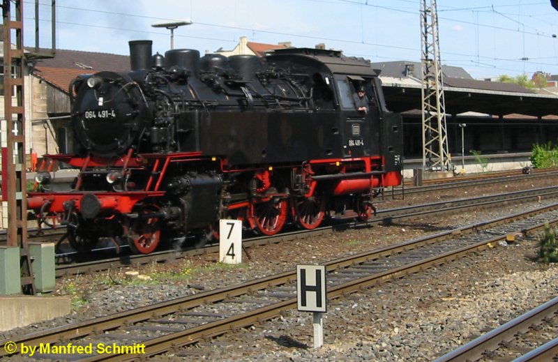064 491-4 am 30.4.2004 bei der Durchfahrt im Hbf. Frth auf dem Weg nach Nrnberg zu einem Dampfloktreffen