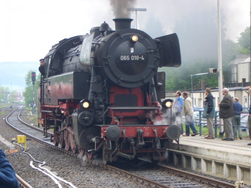 065 018-4 im Bahnhof Korbach (Mai 2006)
