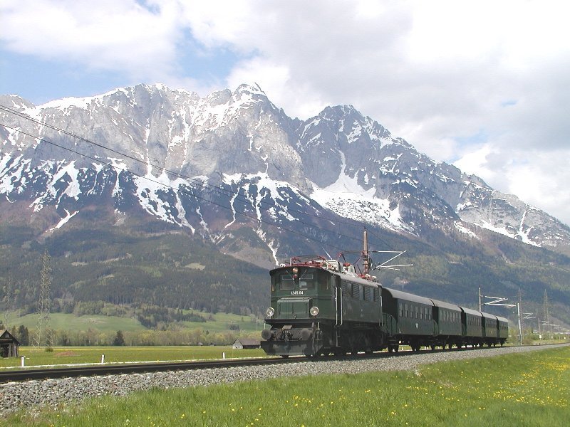 07.05.2006, 1245.04 mit zweiachsigen Spantenwagen unterwegs von Selzthal nach Saalfelden bei Niederoeblarn, im Hintergrund der markante Grimming