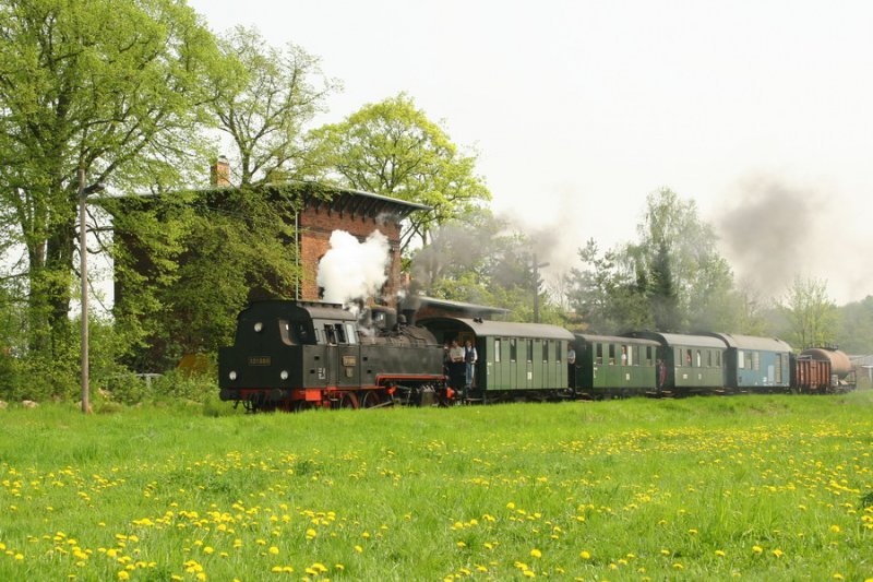 07.05.2006 Dampfsonderzug mit 131.060 von Hagenow Stadt nach Zarrentin fhrt gerade durch den ehemaligen Bf. Bobzin zum Bahnhofsfest