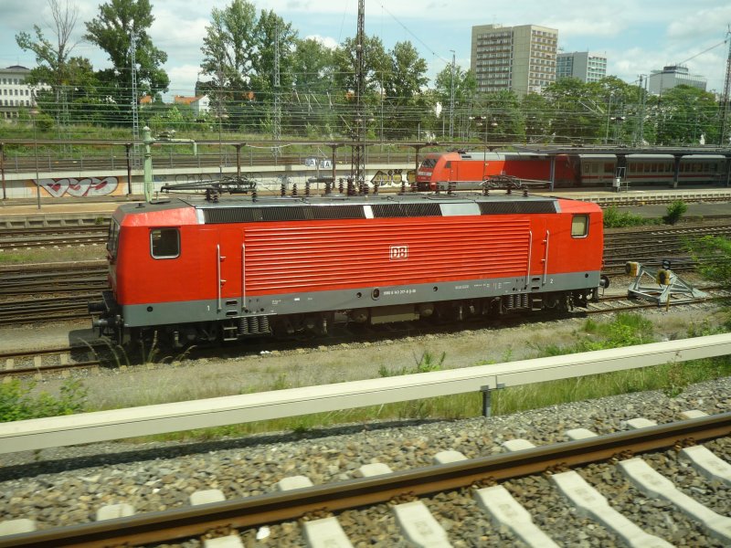 07.06.2009: Eine BR 143 am Dresdner Hauptbahnhof.