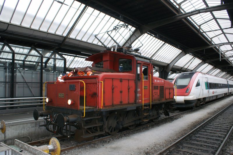 07.07.2009 Pause. Ee 3/3 16351 wartet im HB Zrich auf seine Besatzung.