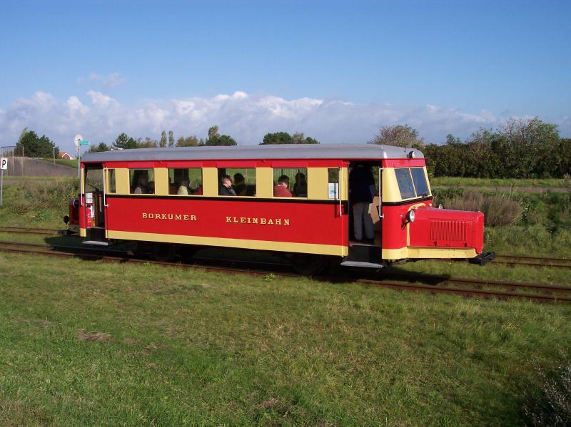 07.10.04 das Borkumer Kleinbahn  Schweineschnuzchen  bei der wchentlichen Sonderfahrt whrend des Fotohaltes am Deichtor
