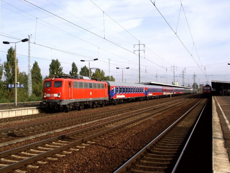 07.10.2007 um 12:01 Uhr, 110 236-7 steht mit dem Saufzug nach Kln zur Abfahrt in Berlin Schnefeld Flughafen bereit